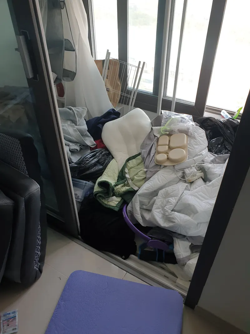 화성·안산 경계 아파트 베란다 베란다 이불·옷·잡동사니 수거 전 사진