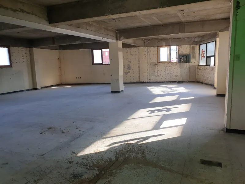 송산 생활권 상가 건물 사무실 층 정리 후 빈 공간 사진